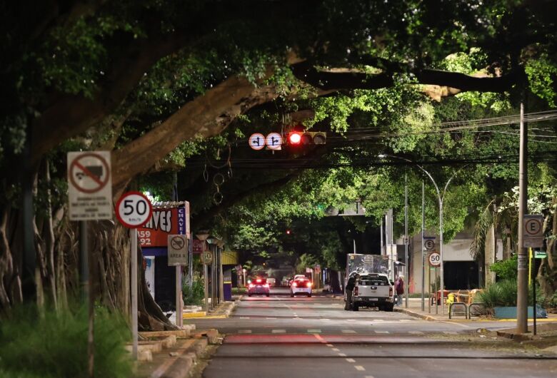 Iluminação e limpeza dão ‘nova cara’ a Dourados e população terá aplicativo para registrar demandas