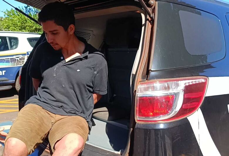 Jovem diz que matou a mãe após ser impedido de sair para comprar drogas