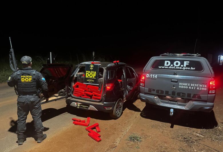 Veículo roubado é apreendido com meia tonelada de maconha próximo a Itahum