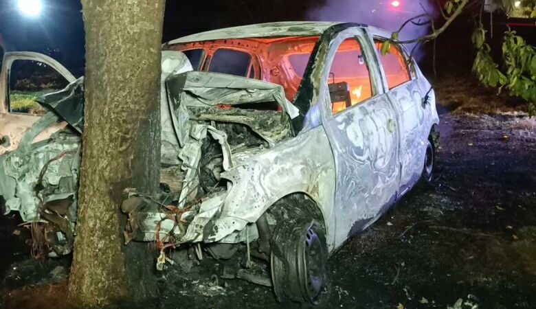 Carro pega fogo após colisão, homem morre e menor fica ferido em Dourados