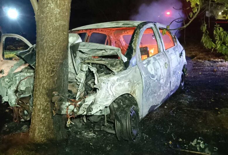Carro pega fogo após colisão, homem morre e menor fica ferido em Dourados