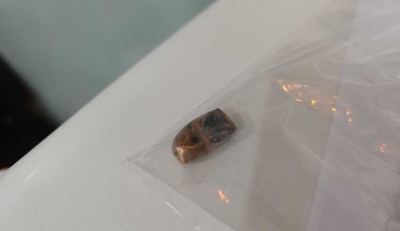 Carro estaciona na frente de oficina e atiradores disparam 15 vezes contra o portão