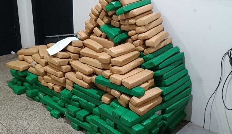 Idosa é presa no Novo Horizonte após ‘guardar’ carro de amigo com 400 kg de maconha