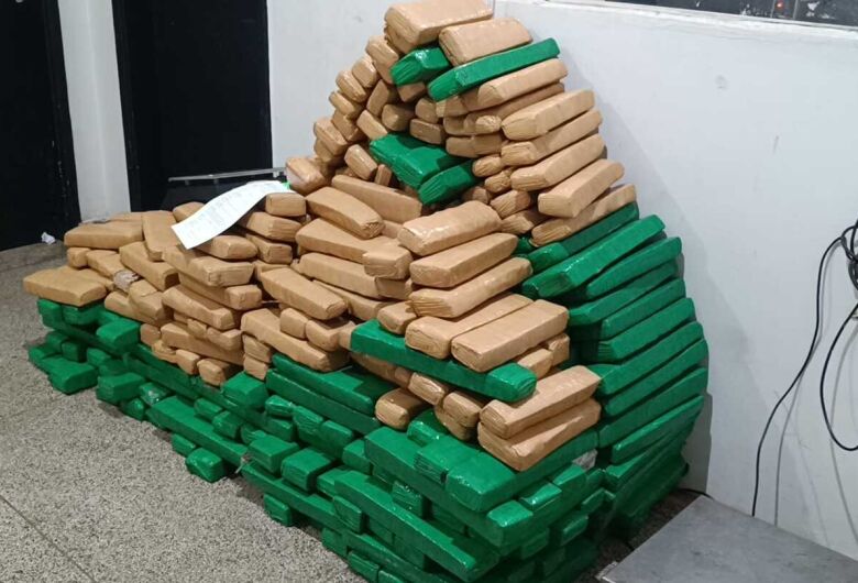 Idosa é presa no Novo Horizonte após ‘guardar’ carro de amigo com 400 kg de maconha