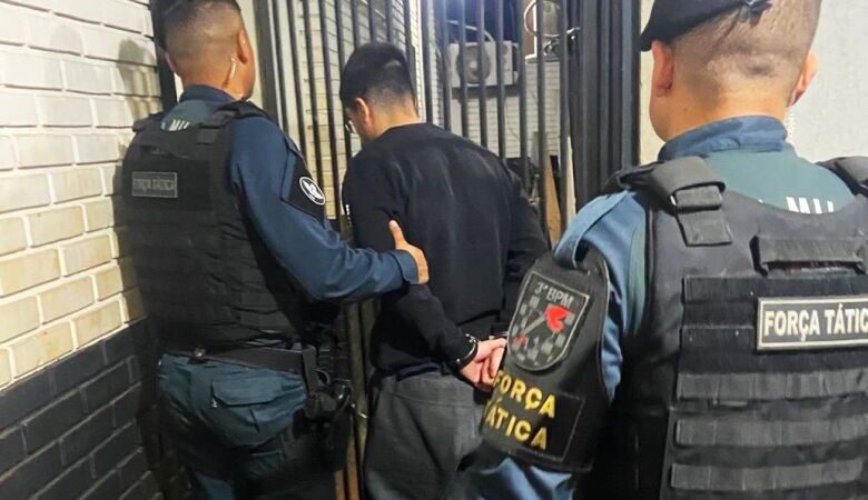 Após se ‘gabar’ em telefone, homem é flagrado com arma drogas em apartamento