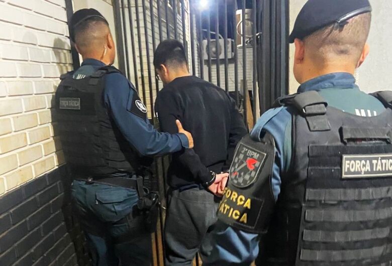 Após se ‘gabar’ em telefone, homem é flagrado com arma drogas em apartamento