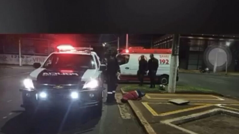 Motociclista sofre acidente grave após fugir da PM durante manobras perigosas