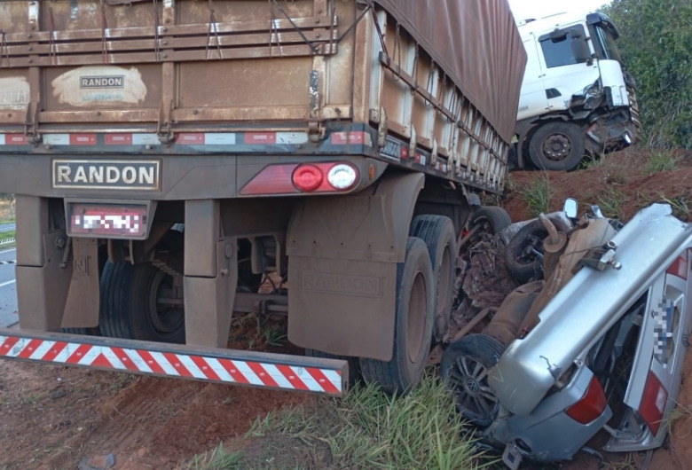 Motorista morre após veículo ser atingido por carreta