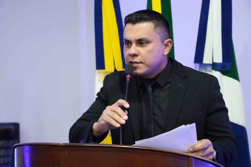 Dalton pede semáforo no cruzamento das ruas Weimar Torres com Eulália Pires