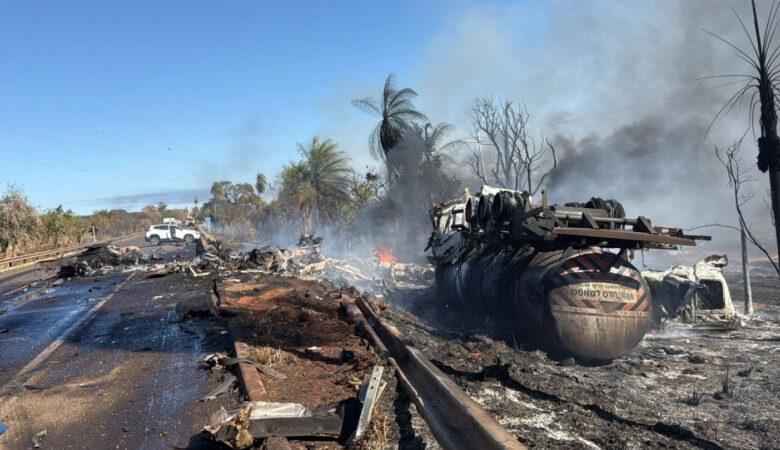 Três morrem carbonizados em acidente envolvendo quatro veículos
