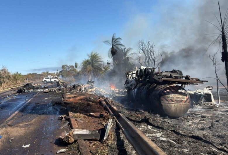Três morrem carbonizados em acidente envolvendo quatro veículos