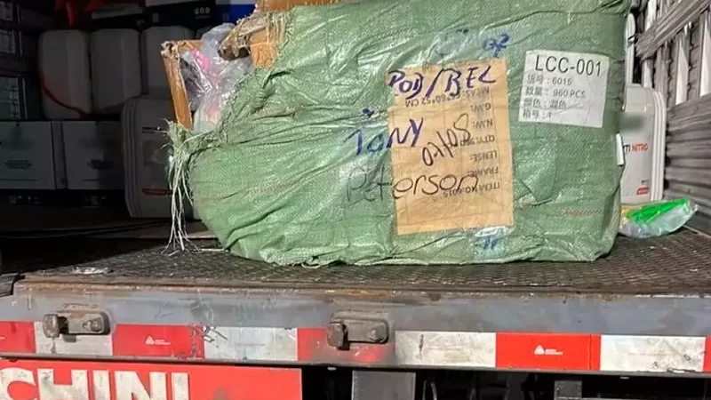 Motorista de caminhão é preso transportando R$ 6 milhões em contrabando