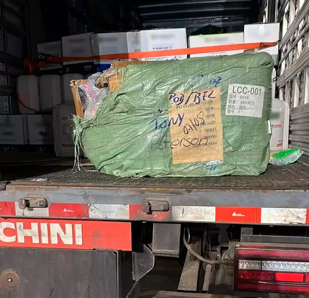 Motorista de caminhão é preso transportando R$ 6 milhões em contrabando