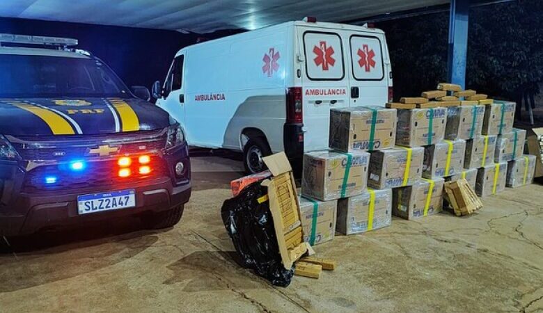 Ambulância é apreendida levando quase 700kg de maconha em MS