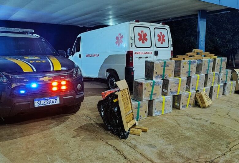 Ambulância é apreendida levando quase 700kg de maconha em MS