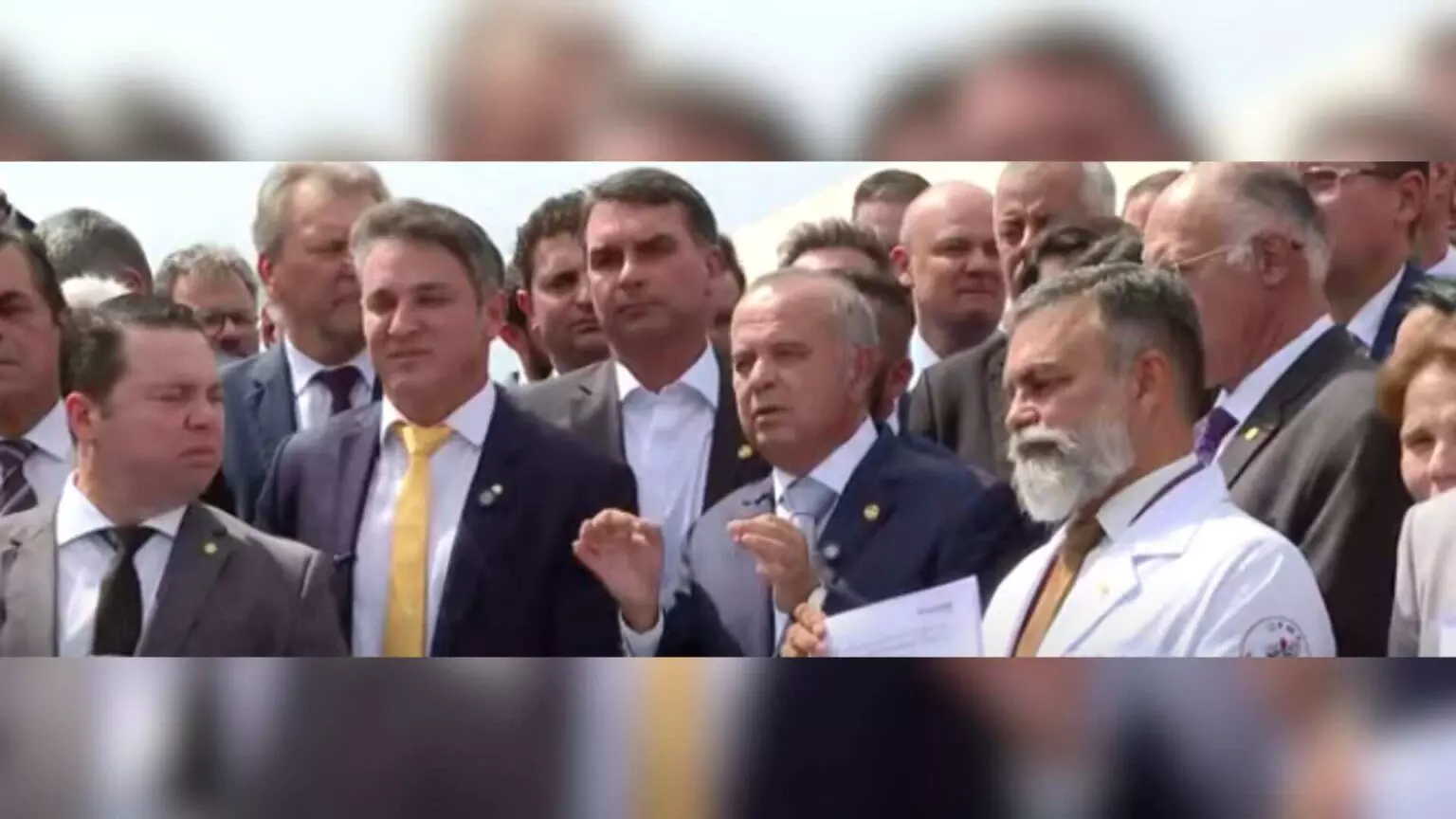 Ao lado de parlamentares de MS, Flávio Bolsonaro lança ‘pacotão da paz’ por anistia e impeachment