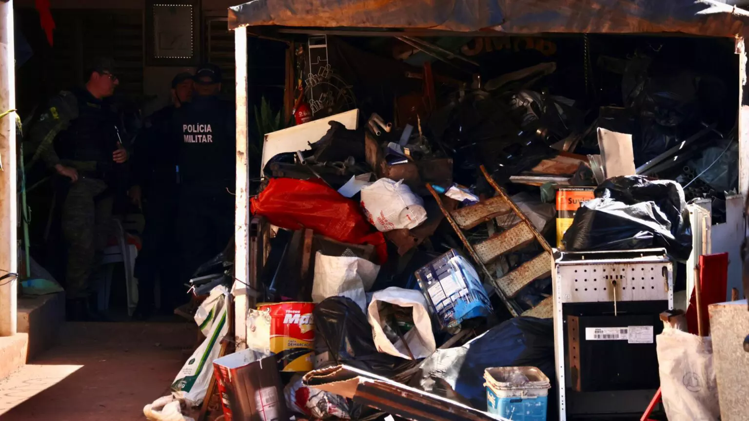 Polícia faz ‘batida’ em 10 comércios em operação ferro-velho no Nhanhá, em Campo Grande