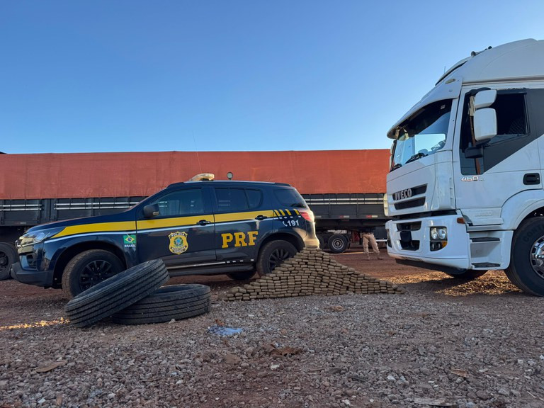 Com apoio aéreo, caminhoneiro é preso com 231 quilos de maconha e 101 celulares