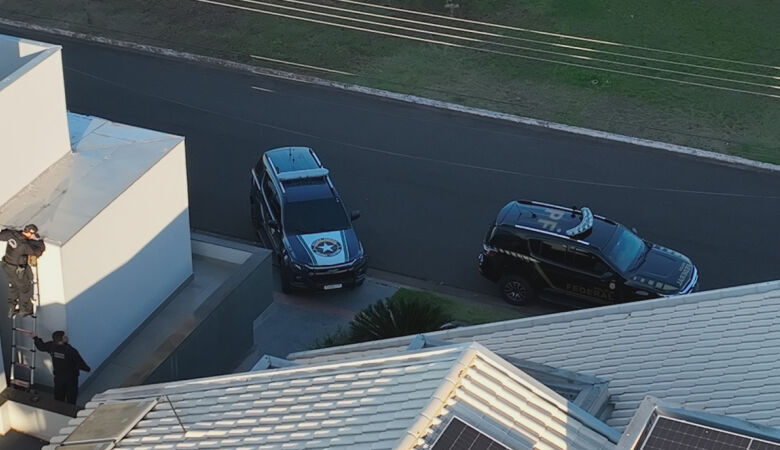 Durante cumprimento de mandado em mansão, PF encontra celulares em laje