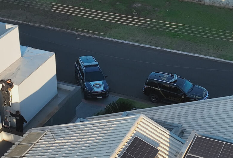 Durante cumprimento de mandado em mansão, PF encontra celulares em laje