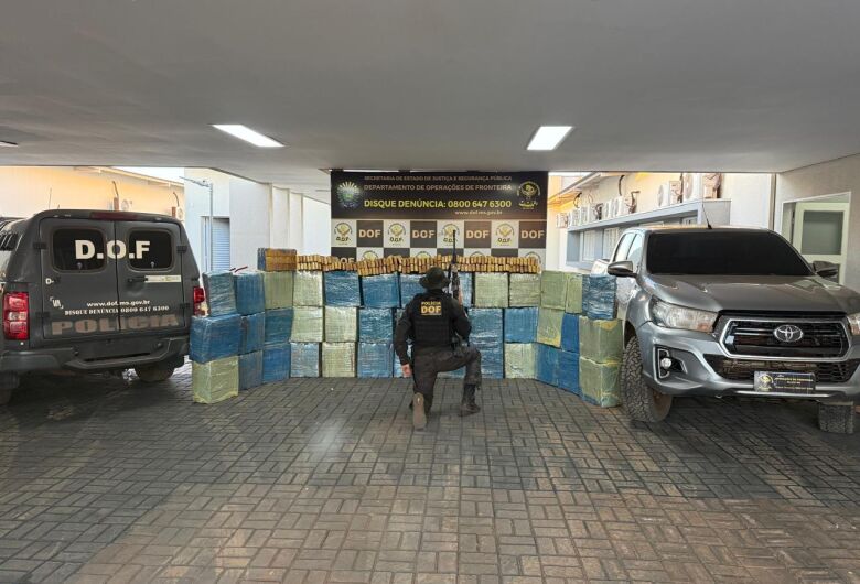 Motorista abandona caminhonete com quase 2t de maconha e foge em Dourados