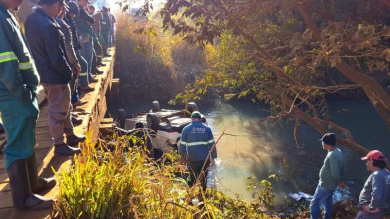 Fiat Siena carregado com muamba é abandonado após cair em córrego