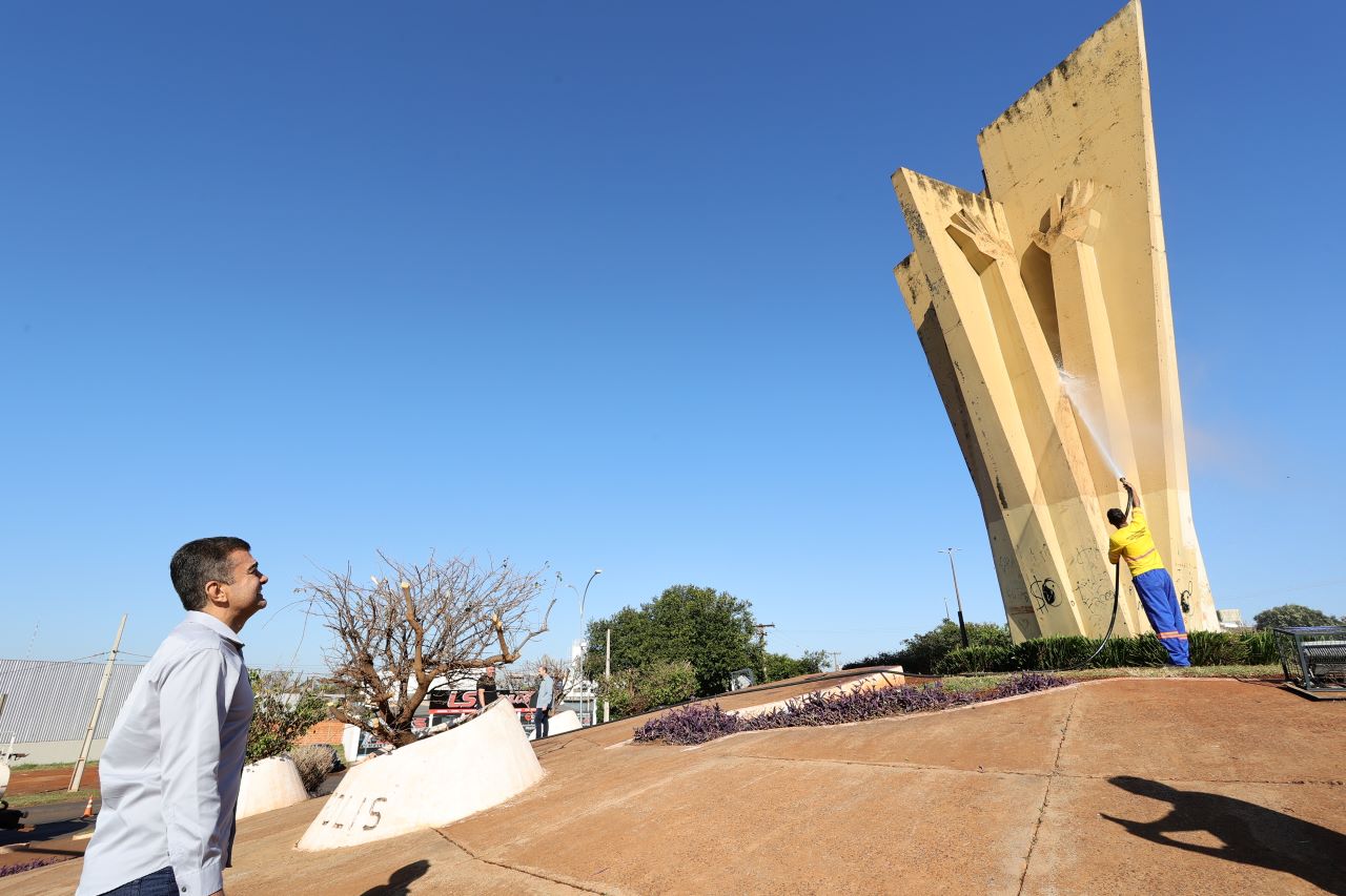 Prefeitura inicia limpeza e revitalização do Monumento ao Colono, a ‘Mão do Braz’