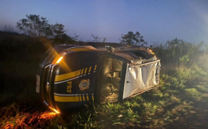 Viatura da PRF capota durante perseguição a cigarreiros em rodovia federal