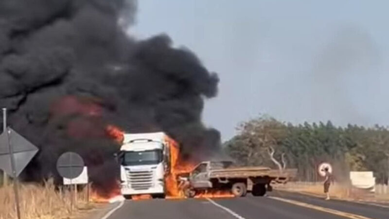 Caminhonete e carreta batem de frente e pegam fogo em rodovia estadual