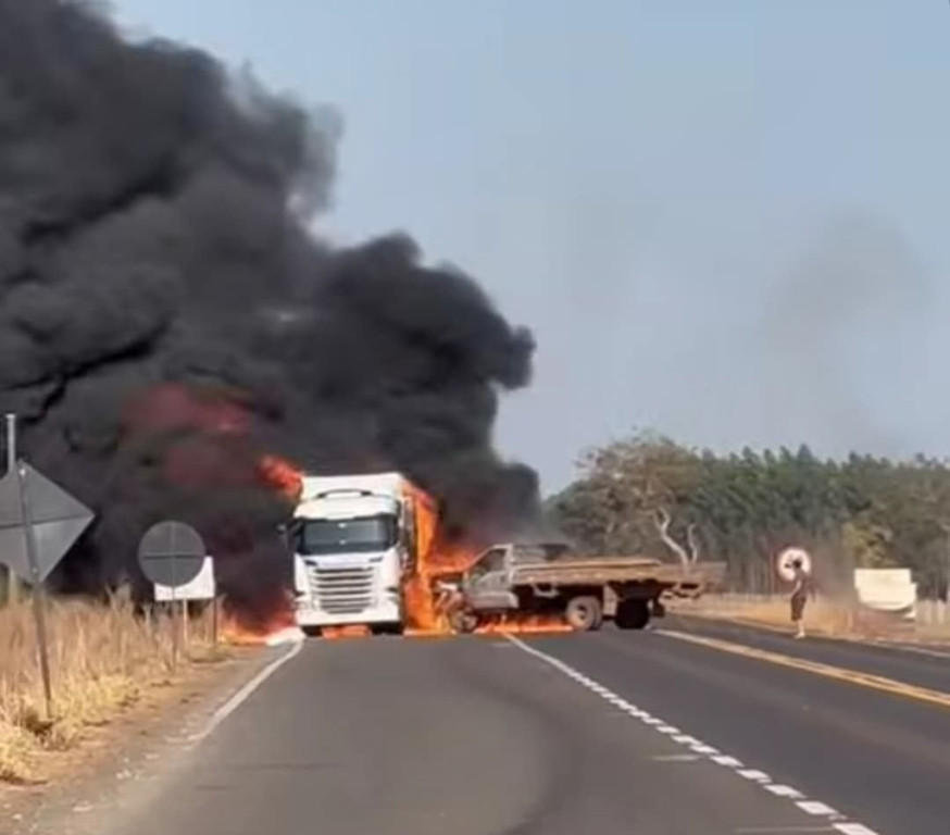 Caminhonete e carreta batem de frente e pegam fogo em rodovia estadual