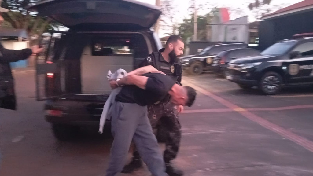 Homem que feriu dois a tiros em saída de boate no centro de Dourados é preso