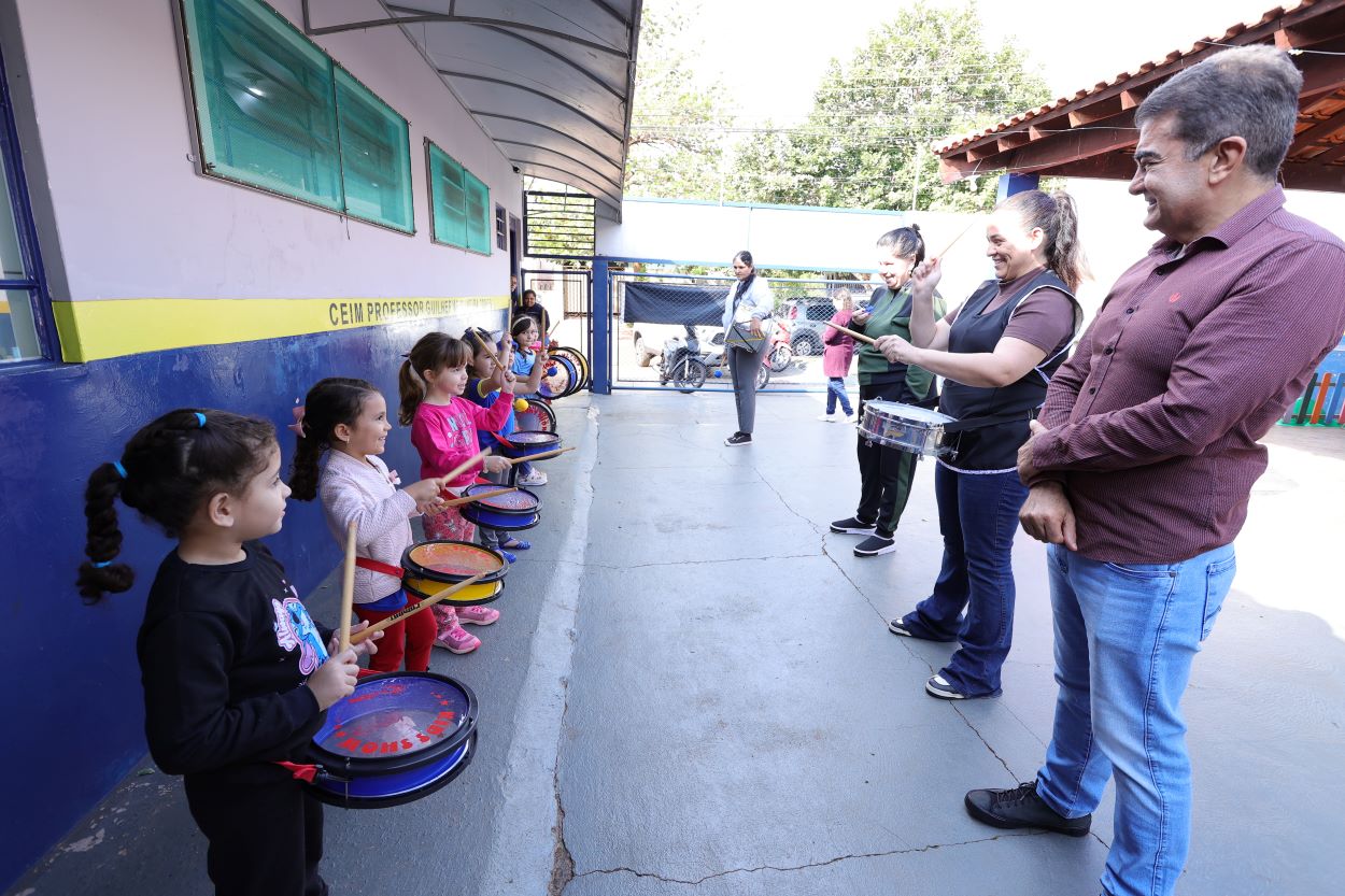 Prefeito acompanha ensaio da 1ª fanfarra kids da Educação Infantil em Dourados