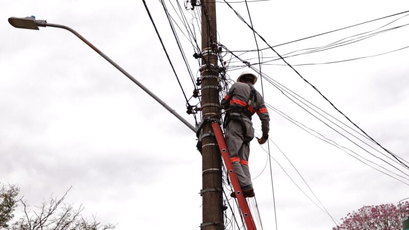 Prefeitura reforça ação para eliminar emaranhado de fios em postes e notifica empresas