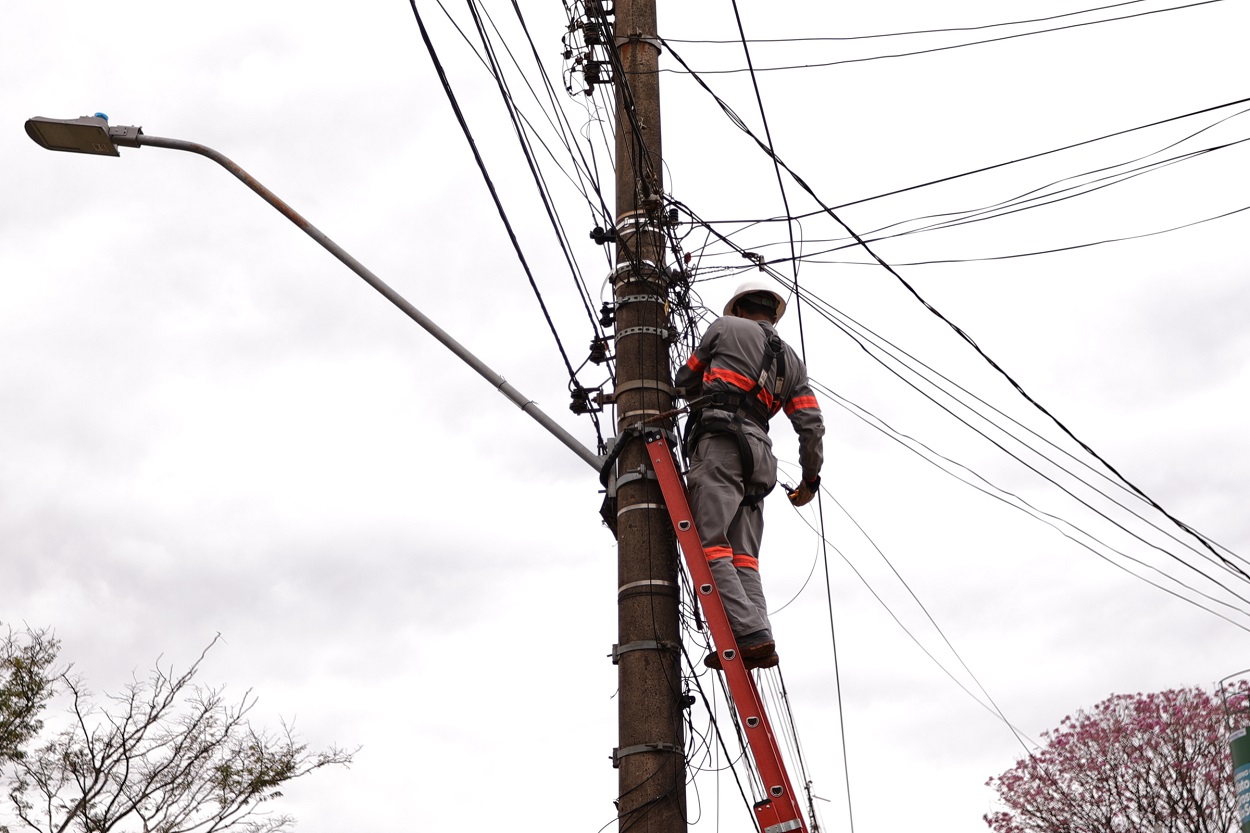 Prefeitura reforça ação para eliminar emaranhado de fios em postes e notifica empresas