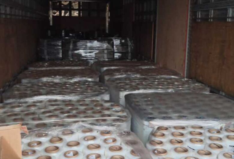 Carreta com R$ 1 milhão em essência de narguilé é apreendida em Dourados