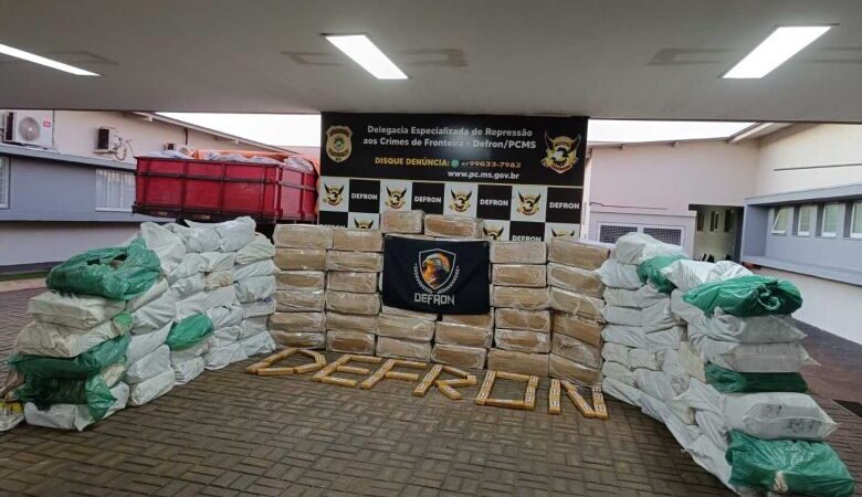 Carga de osso triturado escondia 2,6t de maconha; motorista e passageiro são presos