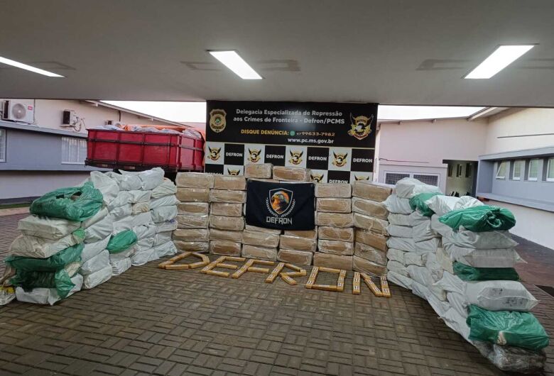 Carga de osso triturado escondia 2,6t de maconha; motorista e passageiro são presos