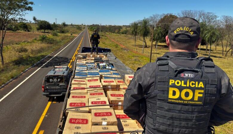 Carreta é apreendida com mais de 12 mil pacotes de cigarros contrabandeados e motorista vai preso