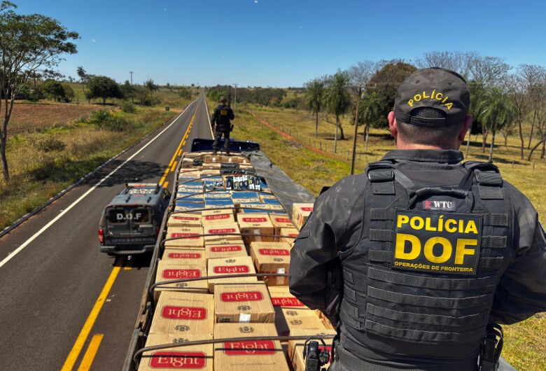 Carreta é apreendida com mais de 12 mil pacotes de cigarros contrabandeados e motorista vai preso