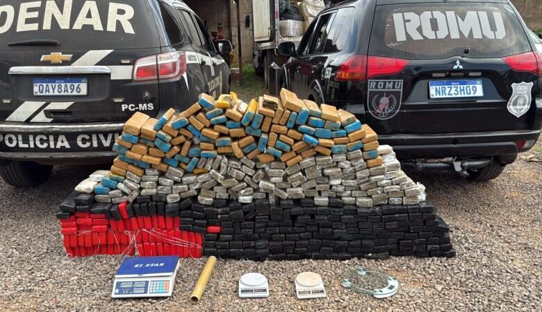 Residência é alvo de operação e quase meia tonelada de drogas são apreendidas