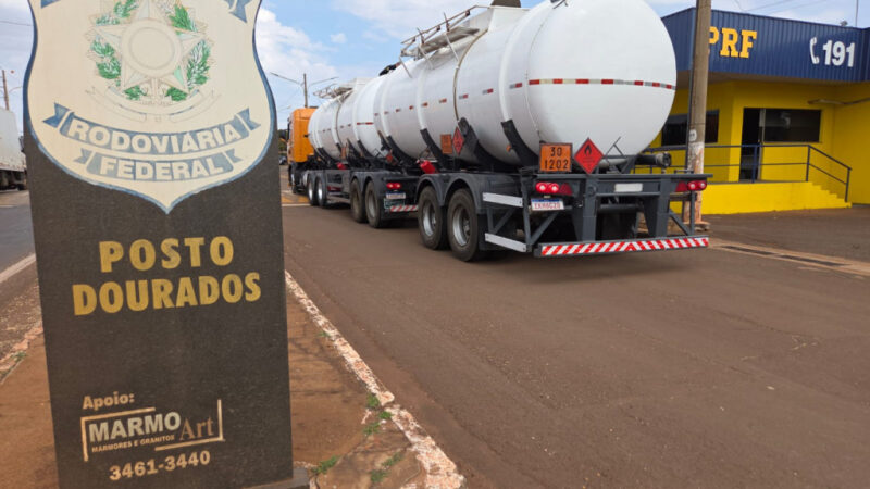 PRF prende 2 homens e apreende carreta com toneladas de maconha em Dourados