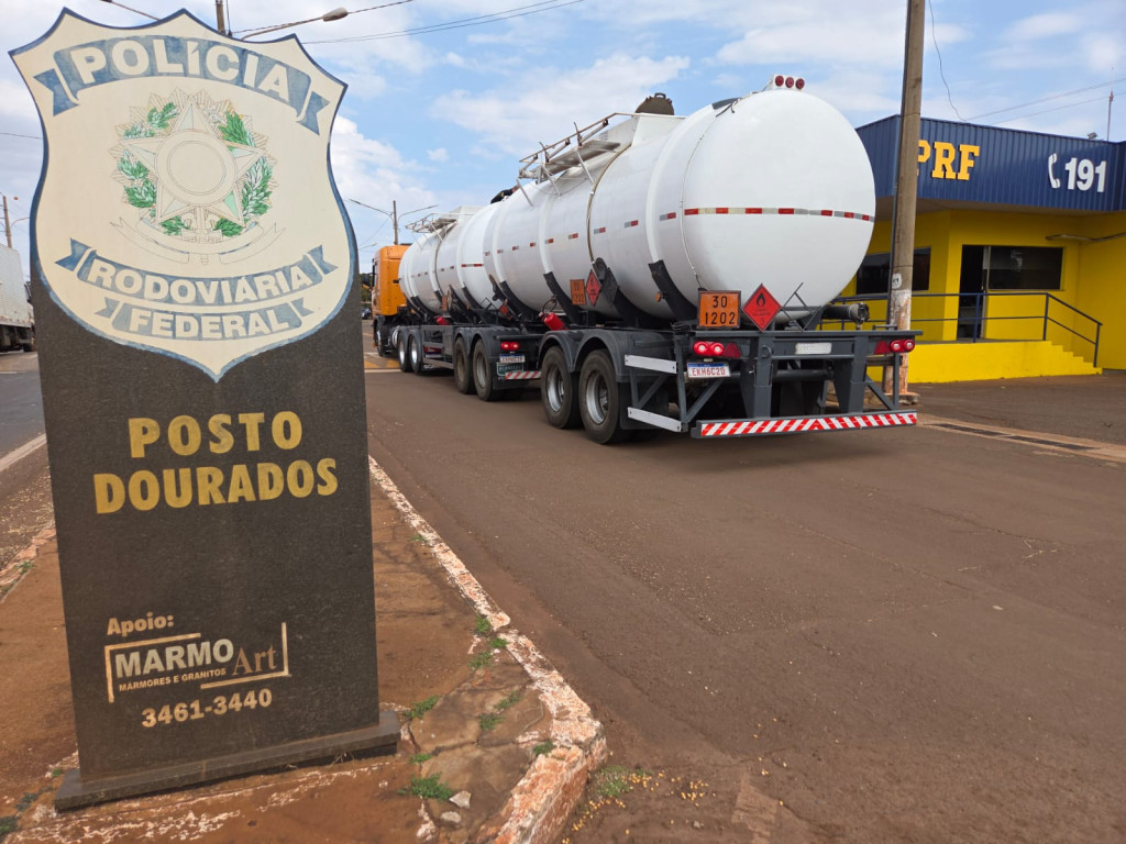 PRF prende 2 homens e apreende carreta com toneladas de maconha em Dourados