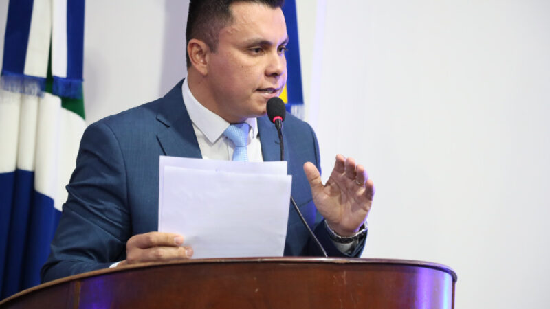 Dalton pede instalação de faixa de pedestres elevada em frente à Paróquia São Carlos