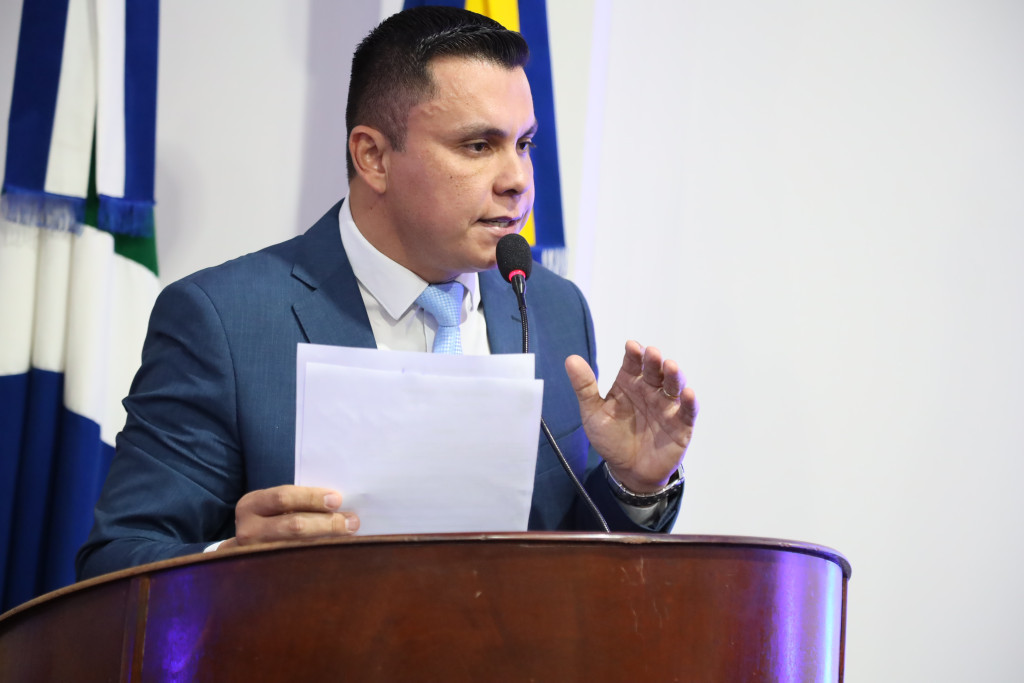 Dalton pede instalação de faixa de pedestres elevada em frente à Paróquia São Carlos