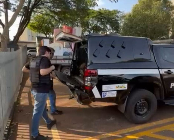 Homem é preso acusado de violência contra a mãe adotiva, porte de arma e tráfico de drogas