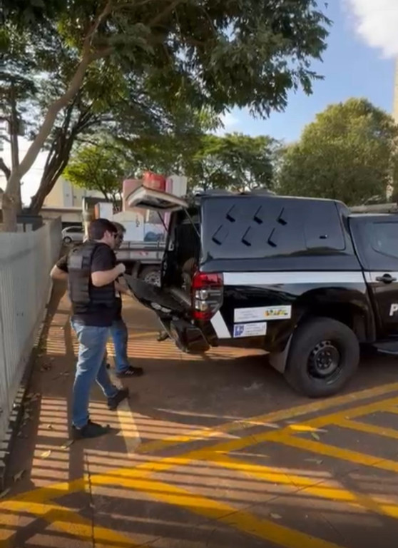 Homem é preso acusado de violência contra a mãe adotiva, porte de arma e tráfico de drogas