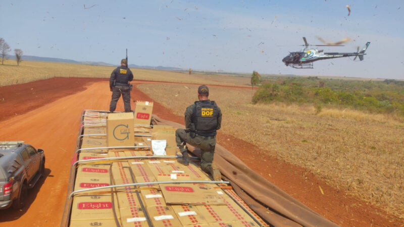 Carreta levava R$ 2,2 milhões em cigarros e agrotóxicos contrabandeados do Paraguai