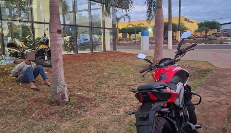 Fugitivo do semiaberto é preso após quebrar vidros e furtar motos em concessionária