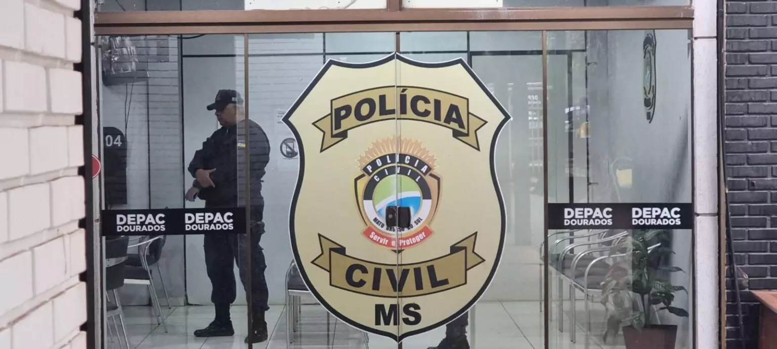 Idoso é preso dormindo dentro de caminhonete em Dourados com revólver municiado