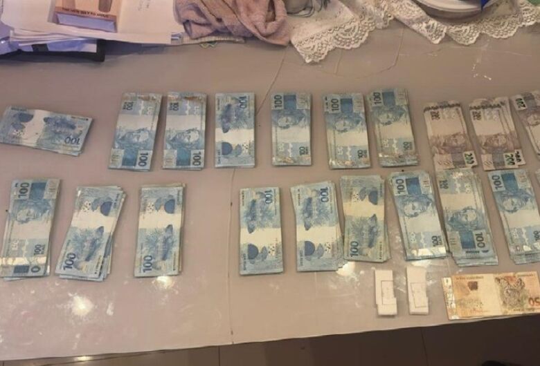 Após apreender R$ 7 milhões em caminhão, polícia cumpre mandados em MS